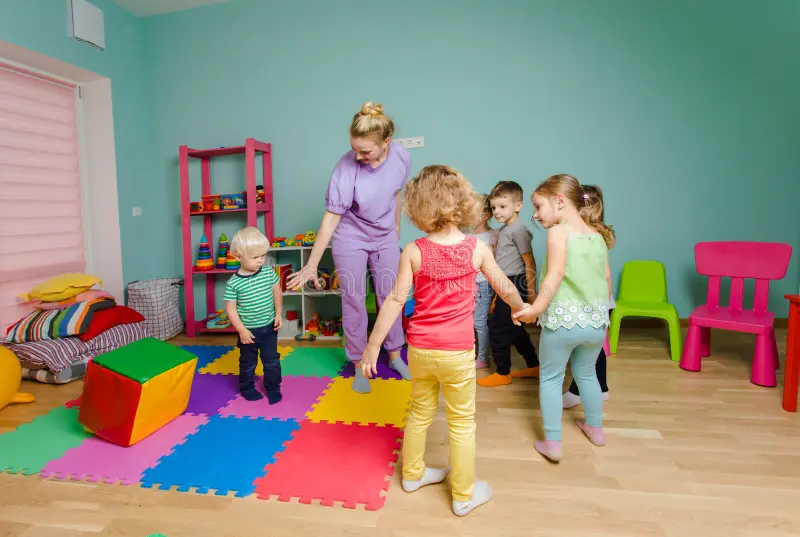 Enfant jouant d'un instrument, dansant et chantant pendant l'activité musicale.