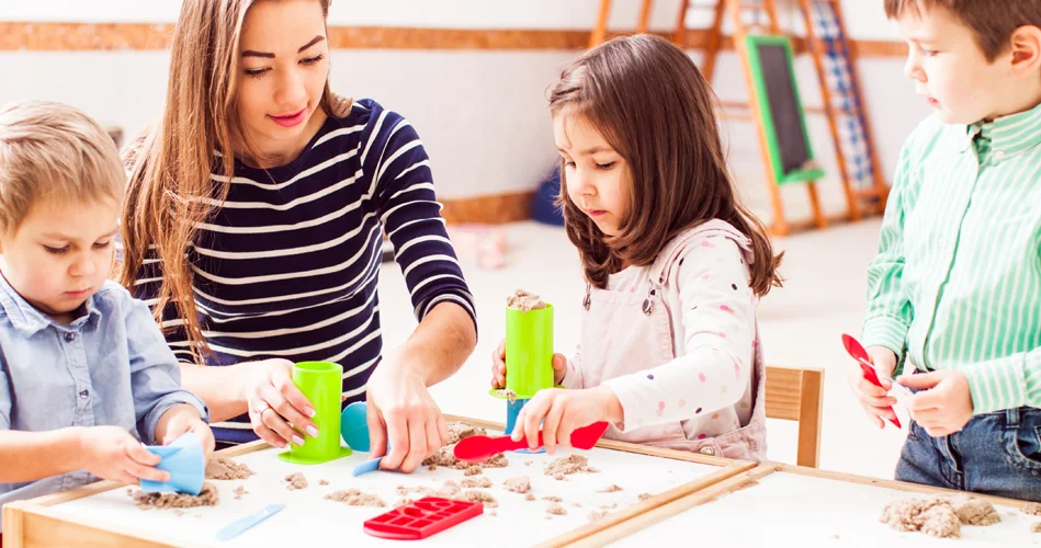 Enfant jouant et apprenant dans un environnement de garde éducatif de qualité